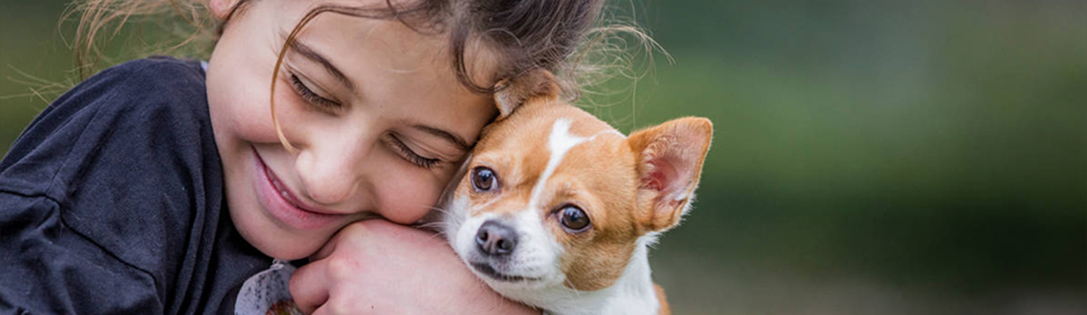 Meisje knuffelt een hondje